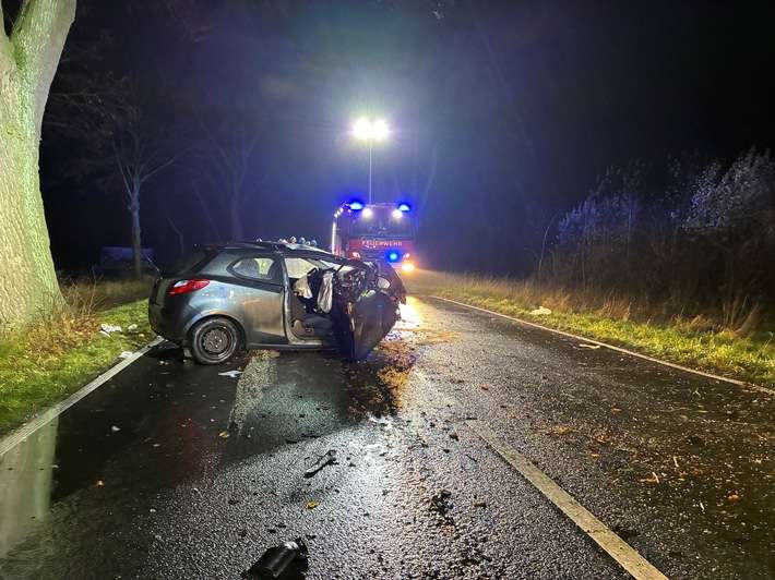 FW Tönisvorst: schwerer Verkehrsunfall auf der L475 - Einsatz für die Feuerwehr Tönisvorst