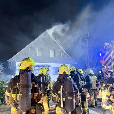FW-SE: Feuer breitet sich schnell aus - zwei Einfamilienhäuser betroffen