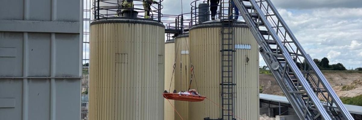 Feuerwehr Kalkar: Realitätsnahe Großübung bei der Basalt AG in Kalkar fordert zahlreiche Einsatzkräfte