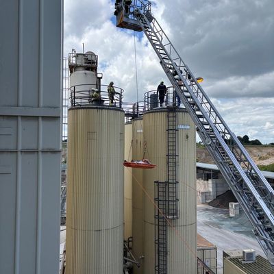 Feuerwehr Kalkar: Realitätsnahe Großübung bei der Basalt AG in Kalkar fordert zahlreiche Einsatzkräfte