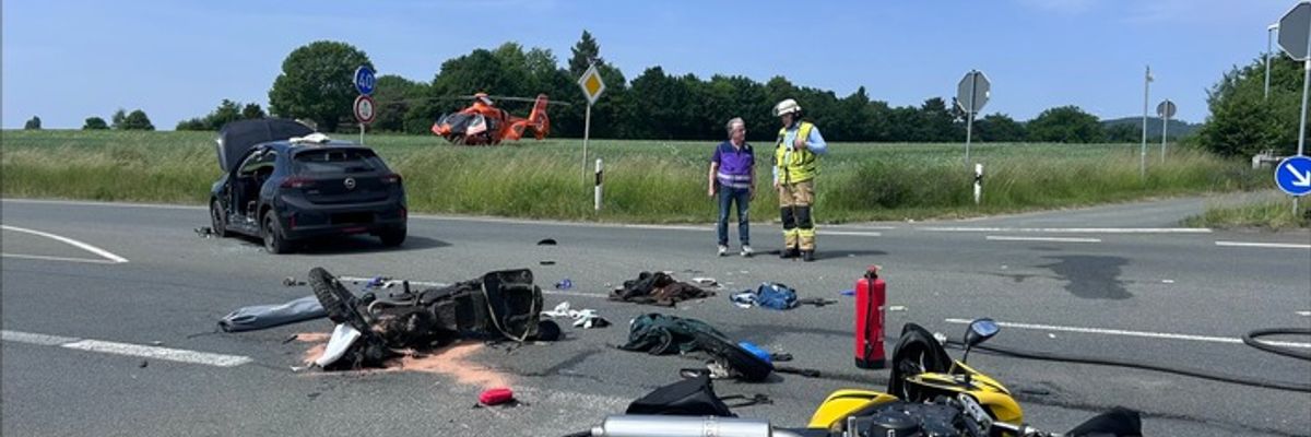 FF Bad Salzuflen: Drei Menschen bei Motorradunfall verletzt / Ostwestfalenstraße in Retzen ist über mehrere Stunden gesperrt