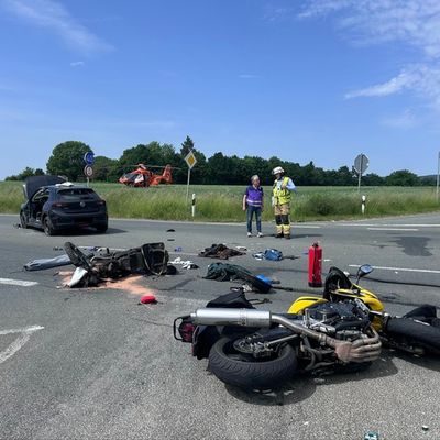 FF Bad Salzuflen: Drei Menschen bei Motorradunfall verletzt / Ostwestfalenstraße in Retzen ist über mehrere Stunden gesperrt