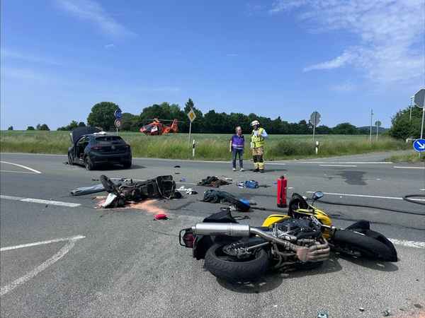 FF Bad Salzuflen: Drei Menschen bei Motorradunfall verletzt / Ostwestfalenstraße in Retzen ist über mehrere Stunden gesperrt