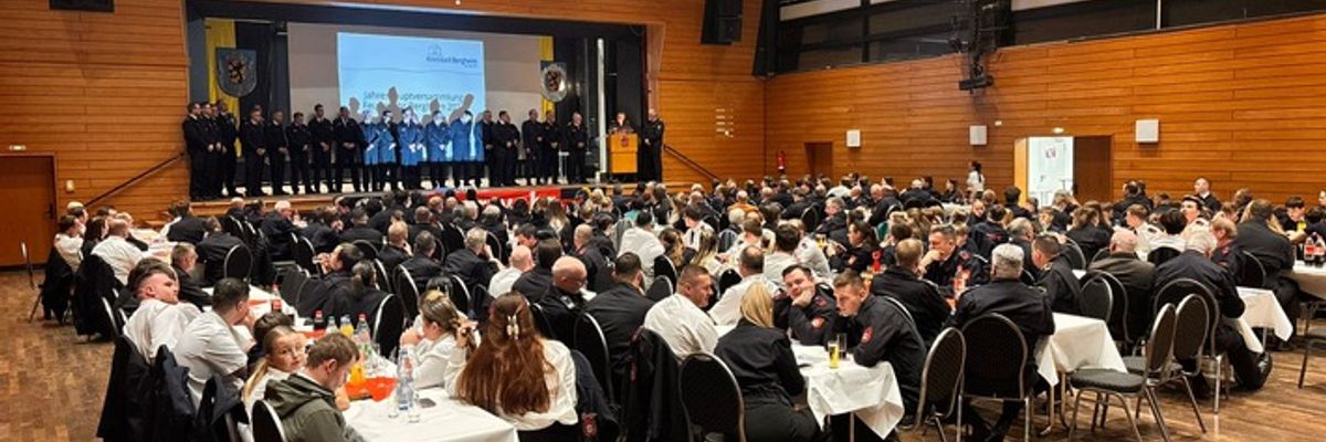 FW Bergheim: Ehrungen und Beförderungen zur Jahreshauptversammlung der Feuerwehr Bergheim Zahlreiche ehrenamtliche Mitglieder gewürdigt - Führungswechsel an der Spitze und in den Einheiten