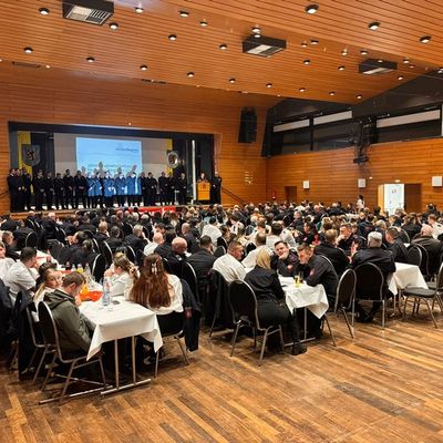 FW Bergheim: Ehrungen und Beförderungen zur Jahreshauptversammlung der Feuerwehr Bergheim Zahlreiche ehrenamtliche Mitglieder gewürdigt - Führungswechsel an der Spitze und in den Einheiten