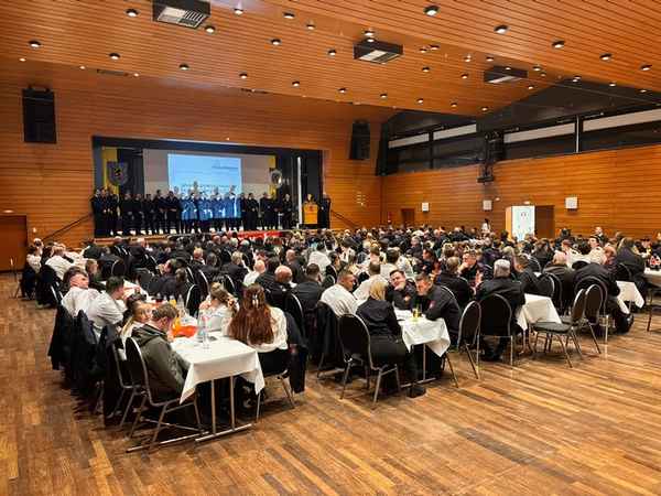 FW Bergheim: Ehrungen und Beförderungen zur Jahreshauptversammlung der Feuerwehr Bergheim Zahlreiche ehrenamtliche Mitglieder gewürdigt - Führungswechsel an der Spitze und in den Einheiten