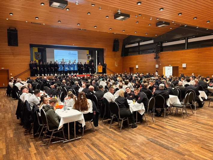 FW Bergheim: Ehrungen und Beförderungen zur Jahreshauptversammlung der Feuerwehr Bergheim Zahlreiche ehrenamtliche Mitglieder gewürdigt - Führungswechsel an der Spitze und in den Einheiten