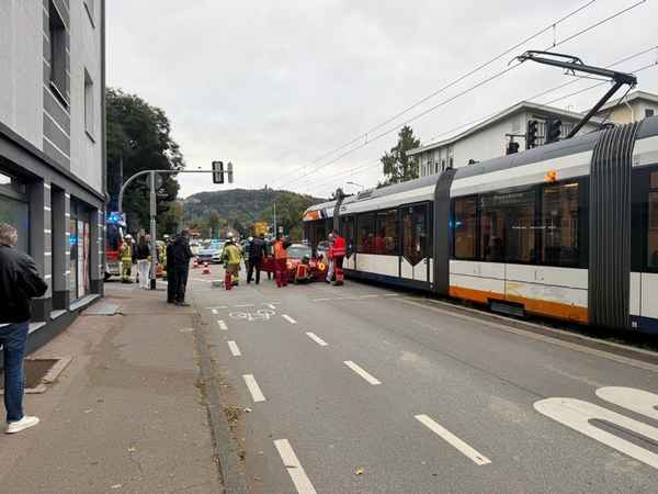 FW Weinheim: Mannheimer Straße wegen Unfall zeitweise gesperrt