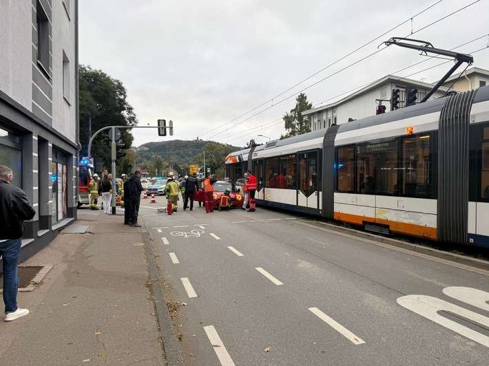 FW Weinheim: Mannheimer Straße wegen Unfall zeitweise gesperrt