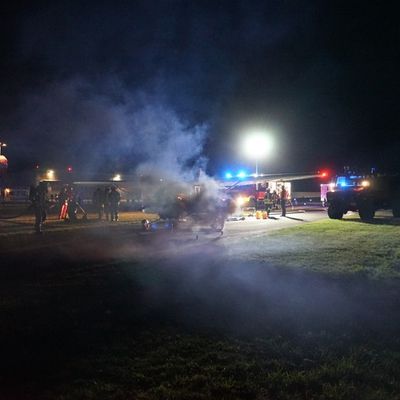 FW-AR: Verunglücktes Kleinflugzeug auf dem Rollfeld des Flugplatzes Arnsberg-Menden