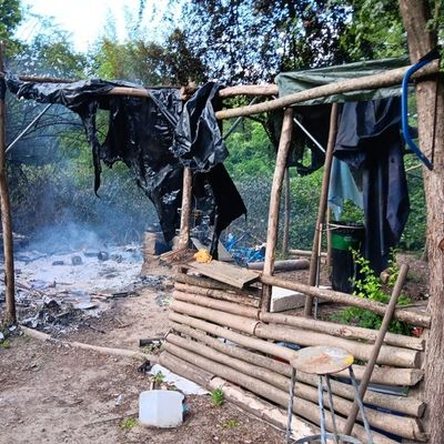 FW Düren: Illegales Lager in Flammen - Aufwendiger Feuerwehreinsatz im unwegsamen Gelände an der Rur
