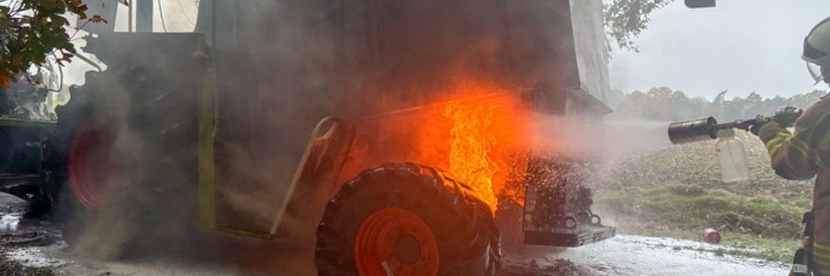 FW-OLL: Maishäcksler fängt Feuer und brennt vollständig aus - Hubschrauber sieht Feuer, landet und versucht die Flammen zu bekämpfen