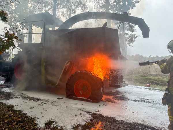 FW-OLL: Maishäcksler fängt Feuer und brennt vollständig aus - Hubschrauber sieht Feuer, landet und versucht die Flammen zu bekämpfen