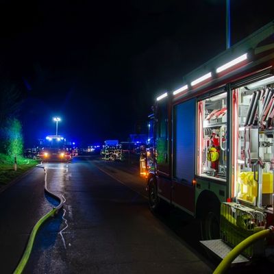 FW-RD: Feuer in einer Werkstatt - 70 Einsatzkräften im Einsatz