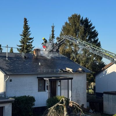 FW VG Westerburg: Kaminbrand greift auf Dachstuhl über - Feuerwehren verhindern größeren Gebäudeschaden