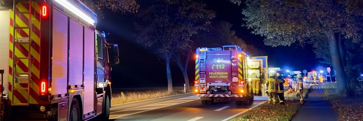 FW-OLL: Mobiltelefon alarmiert Rettungskräfte zu Verkehrsunfall mit drei verletzten Personen