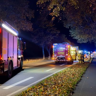 FW-OLL: Mobiltelefon alarmiert Rettungskräfte zu Verkehrsunfall mit drei verletzten Personen