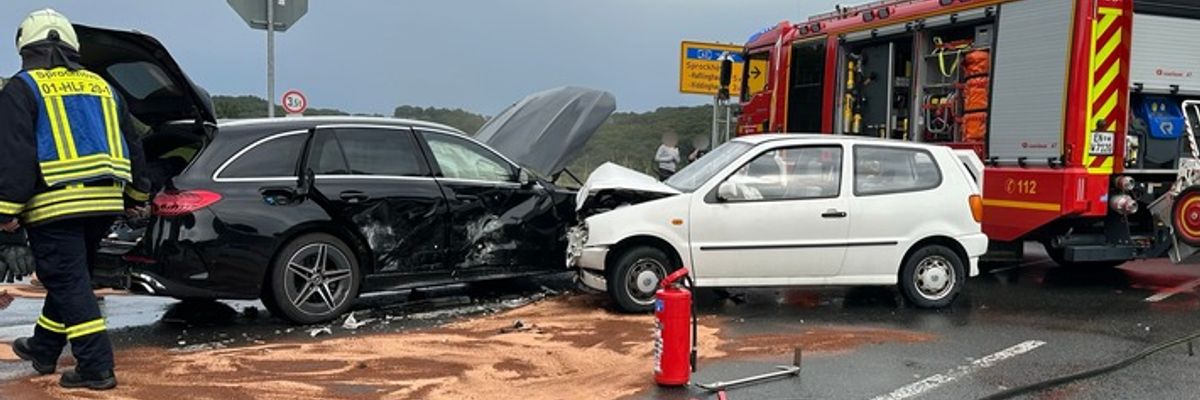 FW-EN: Schwerer Verkehrsunfall im Kreuzungsbereich - Mehrere Verletzte darunter zwei Kinder