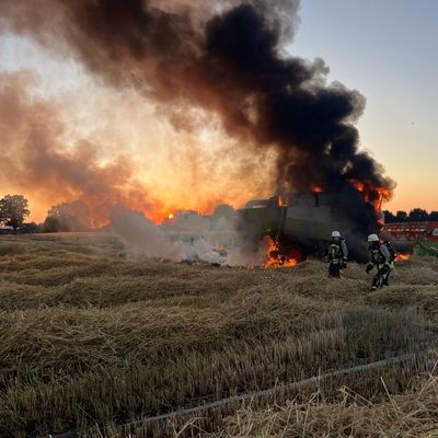 FW Bocholt: Brand eines Mähdreschers