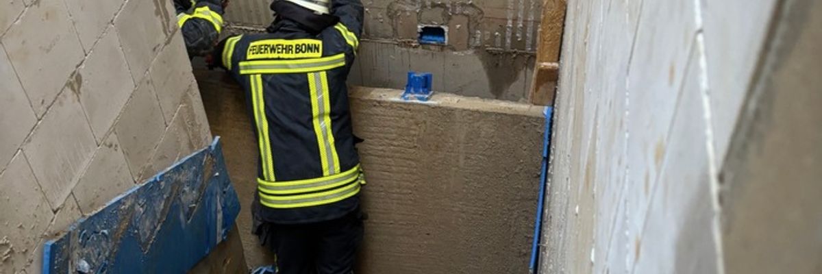 FW-BN: Baustellenunfall mit glücklichem Ausgang - Feuerwehr befreit zwei Bauarbeiter aus Hohlraum
