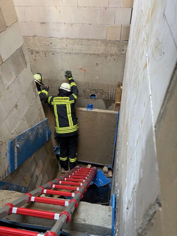 FW-BN: Baustellenunfall mit glücklichem Ausgang - Feuerwehr befreit zwei Bauarbeiter aus Hohlraum