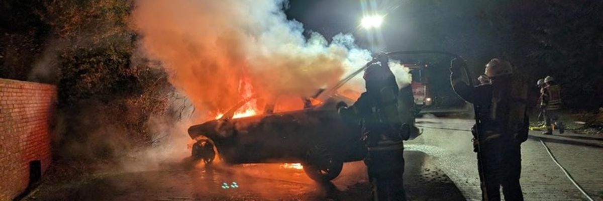 FW-ROW: Zwei Pkw bei nächtlichem Brand in Elsdorf vollständig ausgebrannt