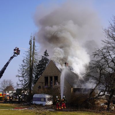 FW Neumünster: Feuerwehr im Großeinsatz bei Wohnhausbrand - Zweiter Einsatz in Schule