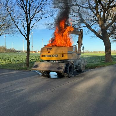 FW-OLL: Brennender Löffelbagger - schneller Löscheinsatz der Feuerwehr