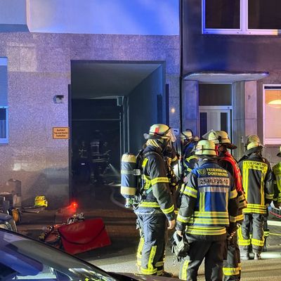 FW-DO: Kellerbrand in Mehrfamilienhaus - Mehrere Menschen über Drehleitern gerettet