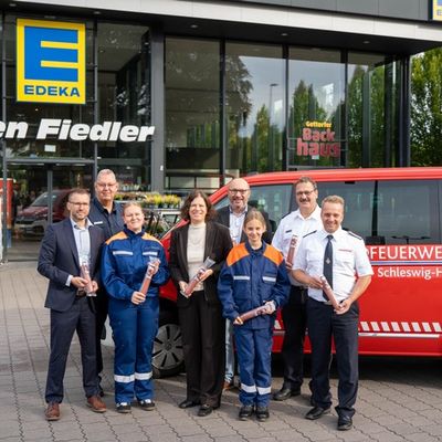 FW-LFVSH: Die Feuerwehr-Salami ist zurück: EDEKA Nordwest unterstützt den Feuerwehrnachwuchs