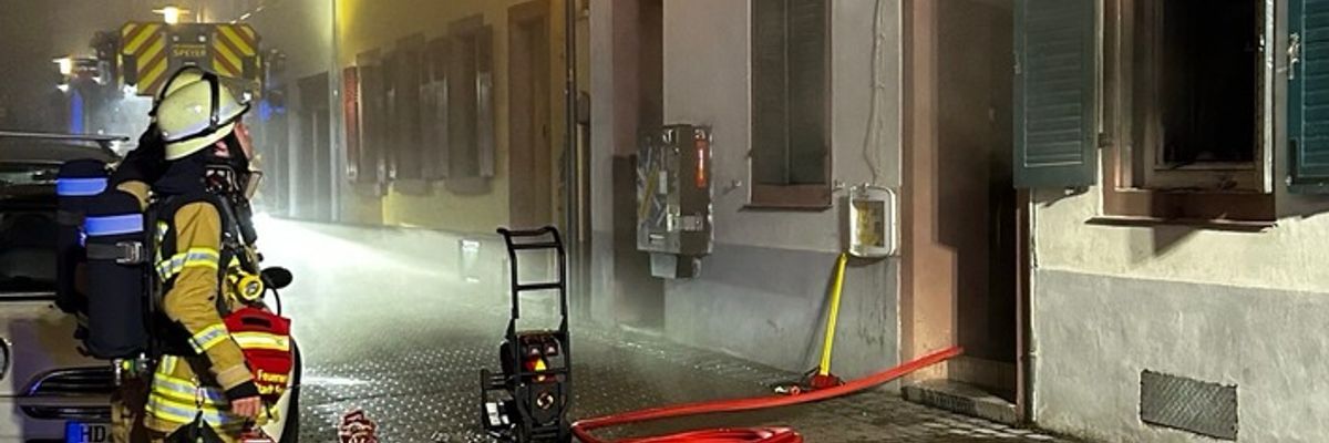 FW Speyer: Brand in ehemaliger Gaststätte in der Kutschergasse - drei Personen unverletzt gerettet.