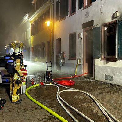 FW Speyer: Brand in ehemaliger Gaststätte in der Kutschergasse - drei Personen unverletzt gerettet.