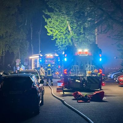 FW Bergheim: Feuerwehr löscht brennende Fahrzeuge in Tiefgarage Starke Rauchentwicklung - Mehrere PKW betroffen