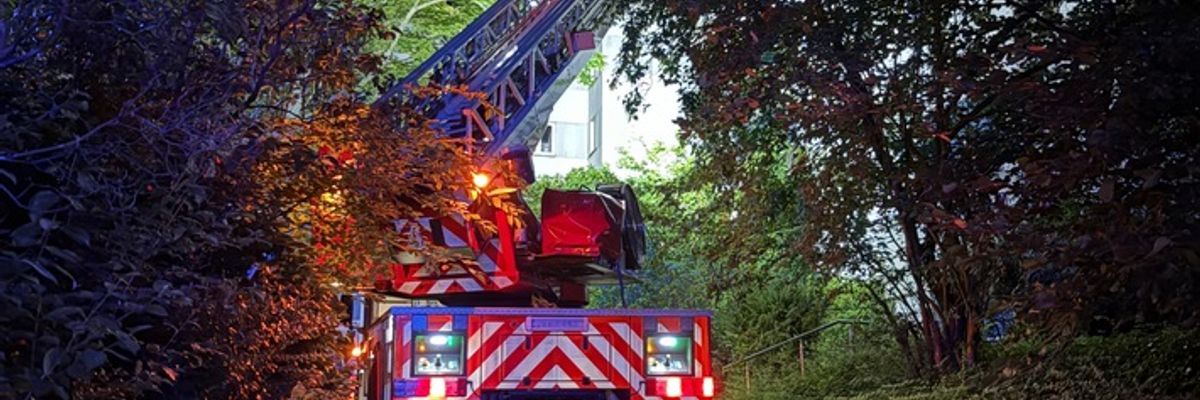 FW-E: Küchenbrand in Mehrfamilienhaus - Wohnung unbewohnbar