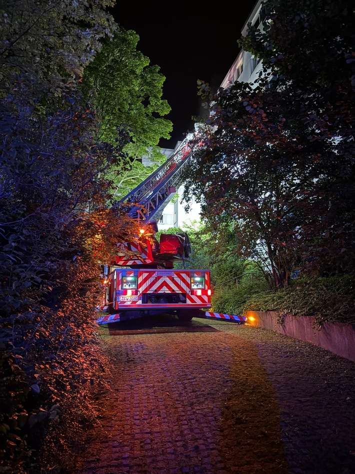 FW-E: Küchenbrand in Mehrfamilienhaus - Wohnung unbewohnbar