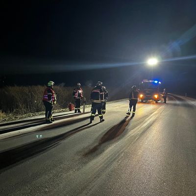 FW Ense: Ruhige Weihnachten für die Feuerwehr Ense / Glatteis-Unfall am 2. Weihnachtstag