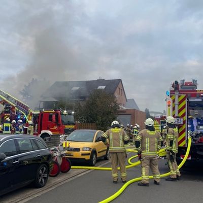 FW Lehrte: Großbrand in Sievershausen: Feuerwehr verhindert Übergreifen auf Garagen und Wohnhaus