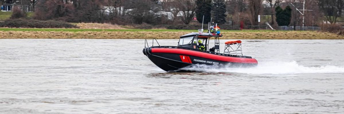 FW-NE: Segelboot kentert bei Wendemanöver | Zwei Personen gerettet