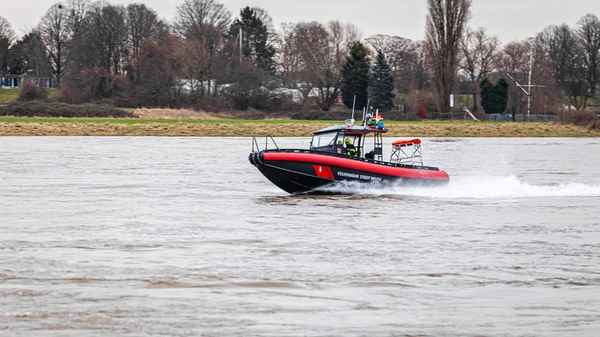 FW-NE: Segelboot kentert bei Wendemanöver | Zwei Personen gerettet
