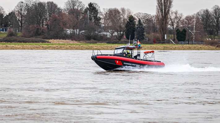 FW-NE: Segelboot kentert bei Wendemanöver | Zwei Personen gerettet