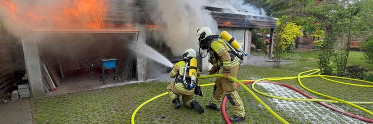FW Dresden: Garagenbrand droht sich auf Nachbargebäude auszubreiten