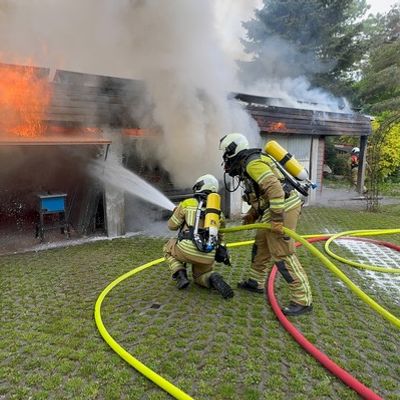 FW Dresden: Garagenbrand droht sich auf Nachbargebäude auszubreiten