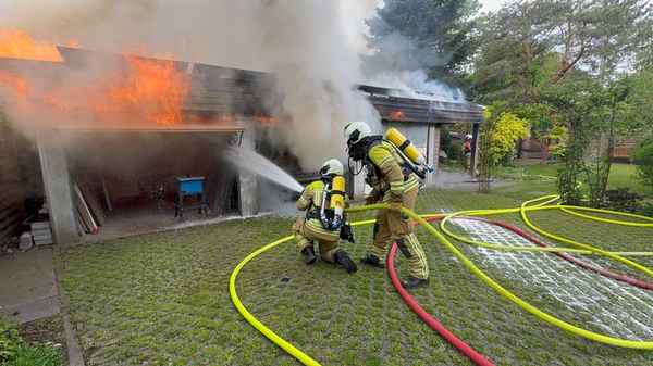 FW Dresden: Garagenbrand droht sich auf Nachbargebäude auszubreiten
