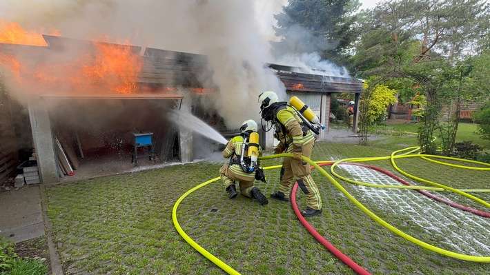 FW Dresden: Garagenbrand droht sich auf Nachbargebäude auszubreiten