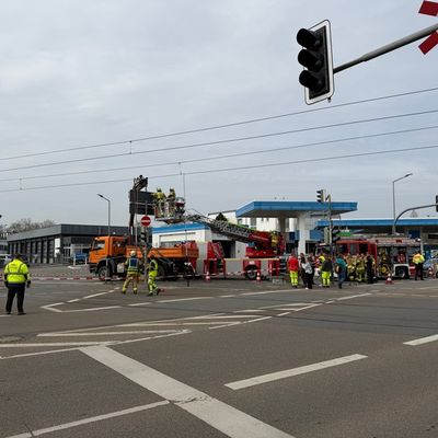 FW Weinheim: Schräger Ampelmast führt zu Einsatz an Straßenbahntrasse