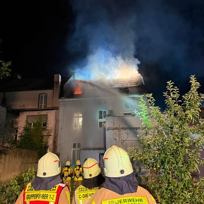 FW Grevenbroich: Ein Verletzter bei Dachstuhlbrand in Grevenbroich