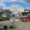 FW-AR: Brennendes Förderband beschäftigt Feuerwehr stundenlang