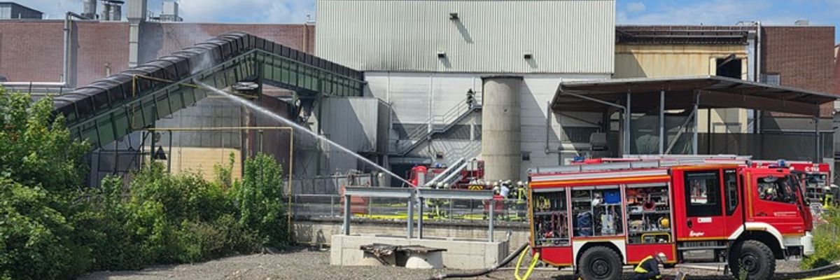 FW-AR: Brennendes Förderband beschäftigt Feuerwehr stundenlang