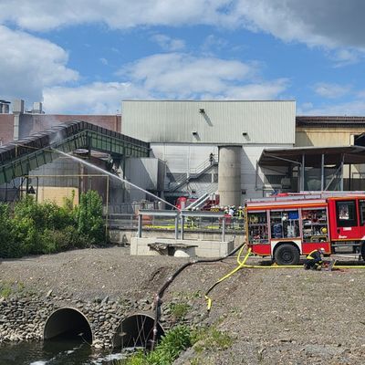 FW-AR: Brennendes Förderband beschäftigt Feuerwehr stundenlang