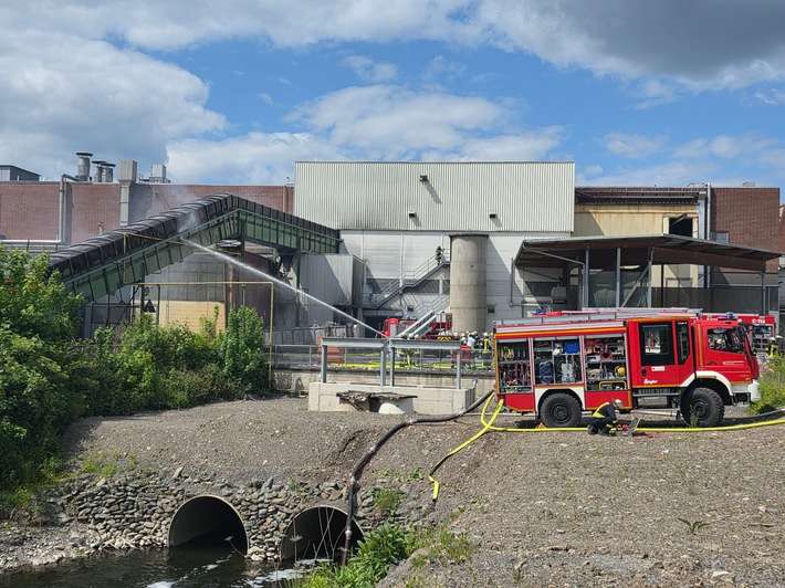 FW-AR: Brennendes Förderband beschäftigt Feuerwehr stundenlang